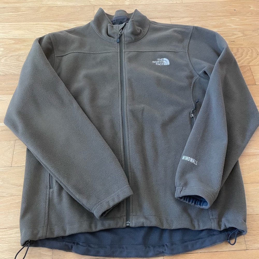 Men’s olive green/gray North Face fleece. Very very good user condition!